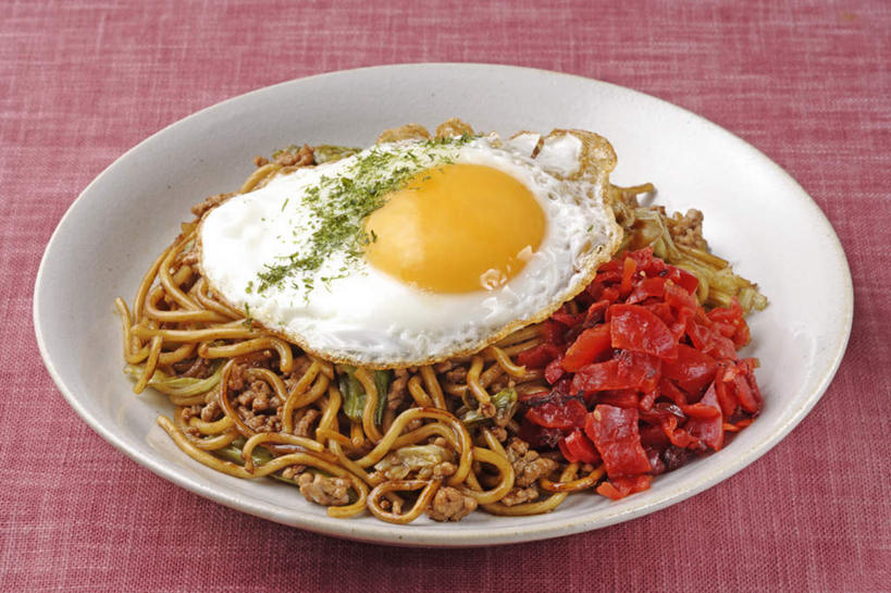 面食,面条,无人,横图,俯视,室内,特写,白天,烹饪,餐桌,桌面,桌子,辣椒,餐具,碟子,盘,炒面,蛋,鸡蛋,面,日本料理,料理,食品,菜肴,美食,食物,一个,盘子,碟,日式料理,日式,摄影,佳肴,影棚,单个,餐台,辣角,红海椒,大椒,辣虎,广椒,草鸡蛋,卵,辣子,红辣椒,海椒,番椒,彩图,高角度拍摄,影棚拍摄,拍摄