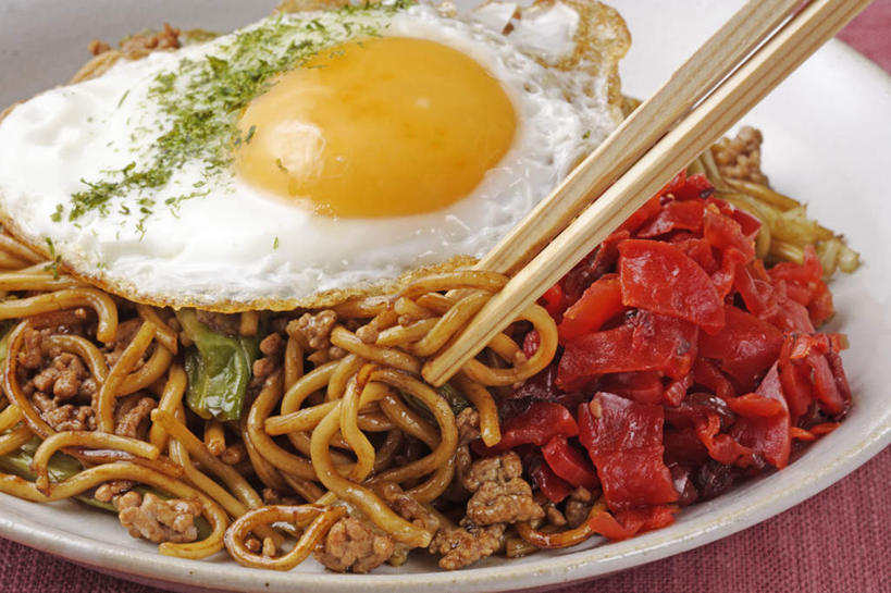 面食,面条,无人,横图,俯视,室内,特写,白天,烹饪,餐桌,筷子,桌面,桌子,辣椒,餐具,一双,碟子,盘,炒面,蛋,鸡蛋,面,日本料理,料理,食品,文化,传统,菜肴,美食,食物,一个,盘子,碟,日式料理,日式,摄影,佳肴,影棚,单个,餐台,礼节,礼仪,辣角,红海椒,大椒,辣虎,广椒,草鸡蛋,卵,进餐用具,辣子,红辣椒,海椒,番椒,彩图,高角度拍摄,影棚拍摄,拍摄