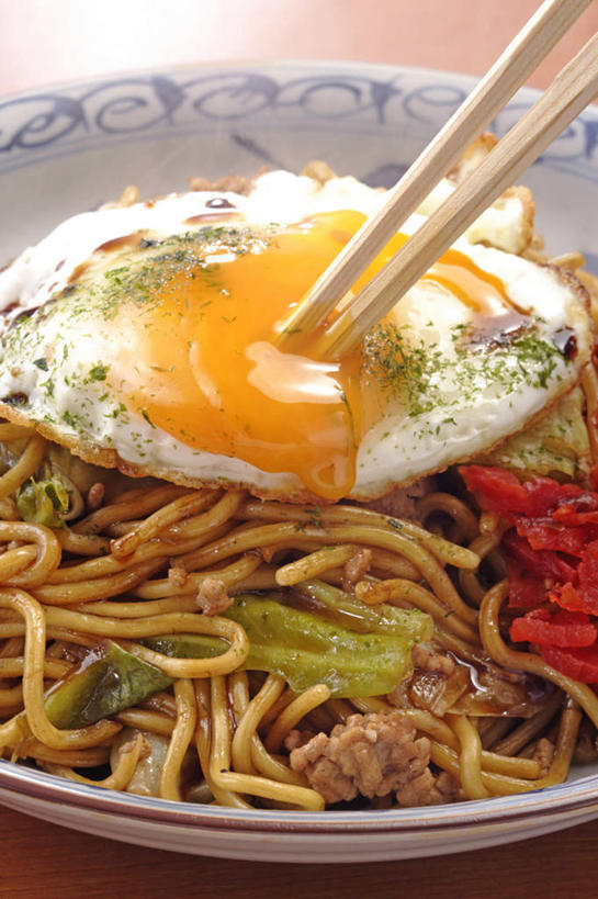 面食,面条,无人,竖图,俯视,室内,特写,白天,烹饪,餐桌,筷子,桌面,桌子,餐具,一双,炒面,蛋,鸡蛋,面,日本料理,料理,食品,文化,传统,菜肴,美食,食物,日式料理,日式,摄影,佳肴,影棚,餐台,礼节,礼仪,草鸡蛋,卵,进餐用具,彩图,高角度拍摄,影棚拍摄,拍摄