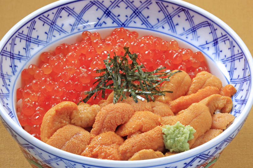 三文鱼,芥末,无人,横图,俯视,室内,特写,白天,烹饪,餐桌,桌面,桌子,鲑鱼,海胆,餐具,海苔,鱼卵,日本料理,料理,食品,鱼籽,菜肴,美食,食物,碗,日式料理,日式,摄影,佳肴,影棚,餐台,大马哈鱼,山葵,撒蒙鱼,萨门鱼,冰海之皇,鲑,泽山葵,溪山葵,马哈鱼,麻哈鱼,大麻哈鱼,芥子末,山嵛菜,芥辣粉,哇沙比,辣根,刺锅子,海刺猬,进餐用具,烹调用具,彩图,高角度拍摄,影棚拍摄,拍摄