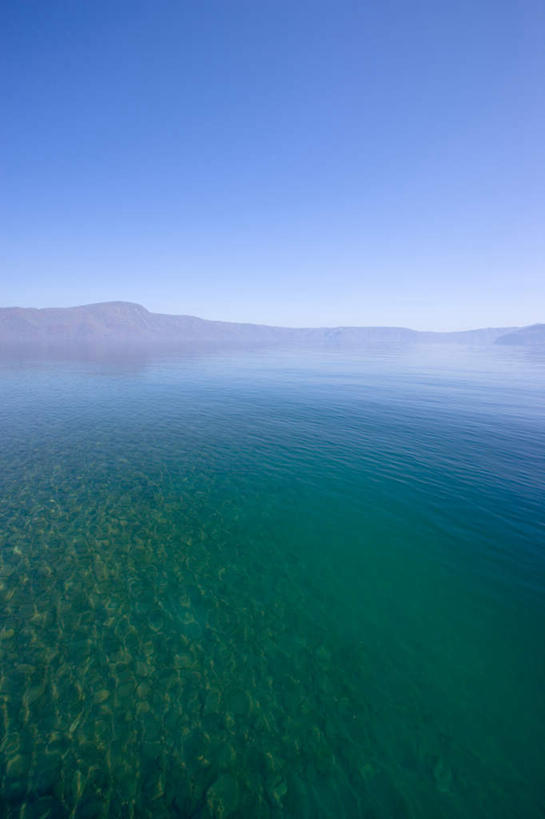 无人,公园,竖图,室外,白天,正面,旅游,度假,湖,湖泊,美景,山,山脉,水,秋田县,日本,亚洲,湖面,景观,山峰,水流,水面,山峦,娱乐,蓝色,蓝天,天空,自然,湖水,群山,天,享受,休闲,景色,放松,晴朗,自然风光,东亚,本州,万里无云,本州岛,日本国,秋田,岩手,岩手县,青森,青森县,东北地方,十和田湖,十和田八幡平国立公园,晴空,晴空万里,彩图