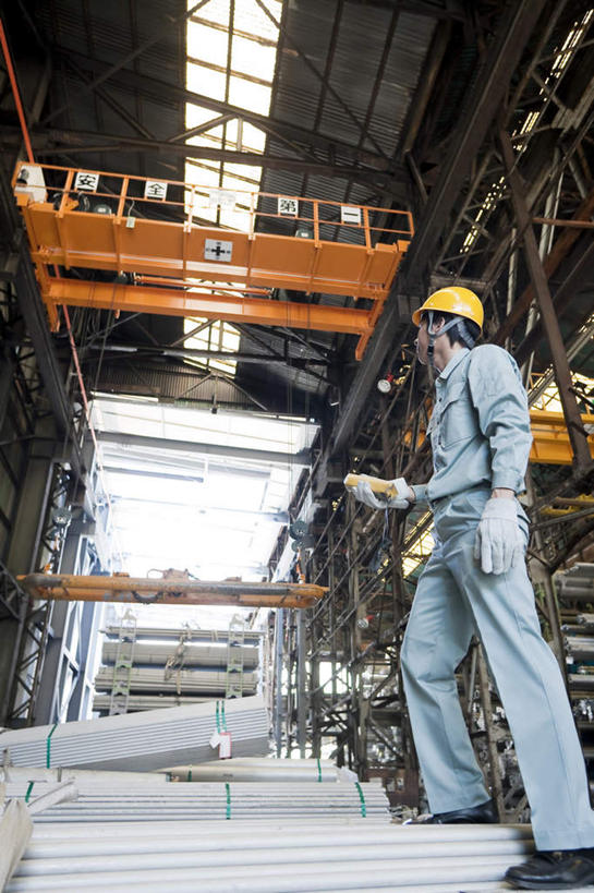 东方人,一个人,工厂,站,竖图,室内,白天,仰视,帽子,亚洲,仅一个男性,仅一个人,敲打,握,标志,头盔,文字,字符,拿,拿着,注视,黄种人,标识,仅一个年轻男性,一个,黄色,安全帽,遥控器,观察,看,站着,汉字,握着,单个,观看,点击,敲击,控制,察看,遥控,关注,中文,国文,华文,按键,男人,男性,年轻男性,亚洲人,站立,彩图,低角度拍摄,全身,工地,制造厂