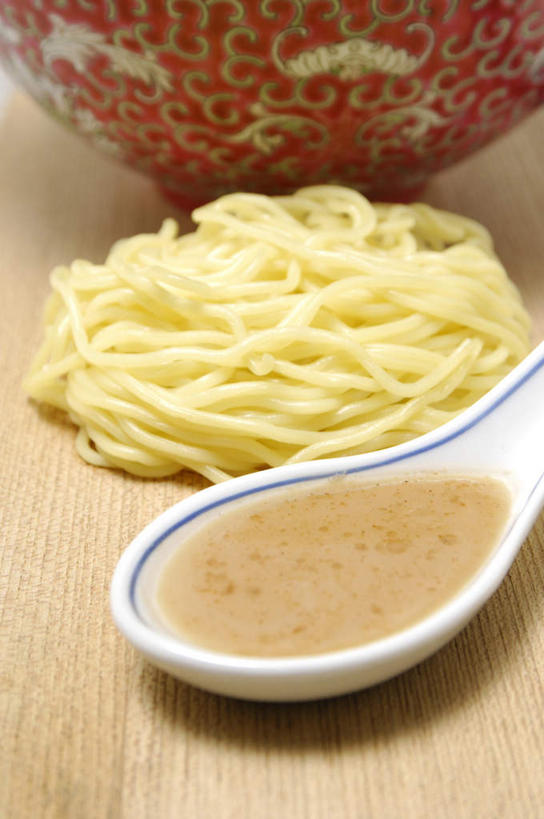 面食,面条,无人,竖图,俯视,室内,特写,白天,餐桌,筷子,桌面,桌子,静物,餐具,一排,整齐,面,文化,传统,拉面,排列,一个,碗,摄影,影棚,单个,餐台,礼节,队列,礼仪,日本拉面,进餐用具,彩图,高角度拍摄,影棚拍摄,拍摄