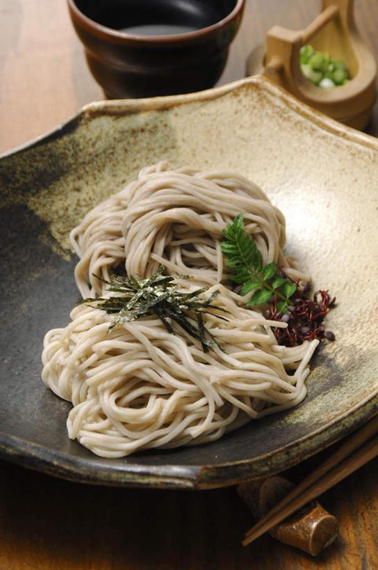 面食,面条,无人,竖图,俯视,室内,特写,白天,水,餐桌,桌面,桌子,蔬菜,静物,杯子,餐具,碟子,盘,液体,水滴,葱,青葱,面,拉面,盘子,水杯,碟,摄影,荞麦面,影棚,餐台,茶杯,彩图,高角度拍摄,影棚拍摄,拍摄