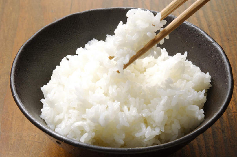 米饭,无人,横图,俯视,室内,特写,白天,餐桌,筷子,桌面,桌子,餐具,一双,饭,文化,传统,一个,碗,摄影,影棚,单个,餐台,礼节,五谷,礼仪,一碗,进餐用具,烹调用具,彩图,高角度拍摄,影棚拍摄,拍摄