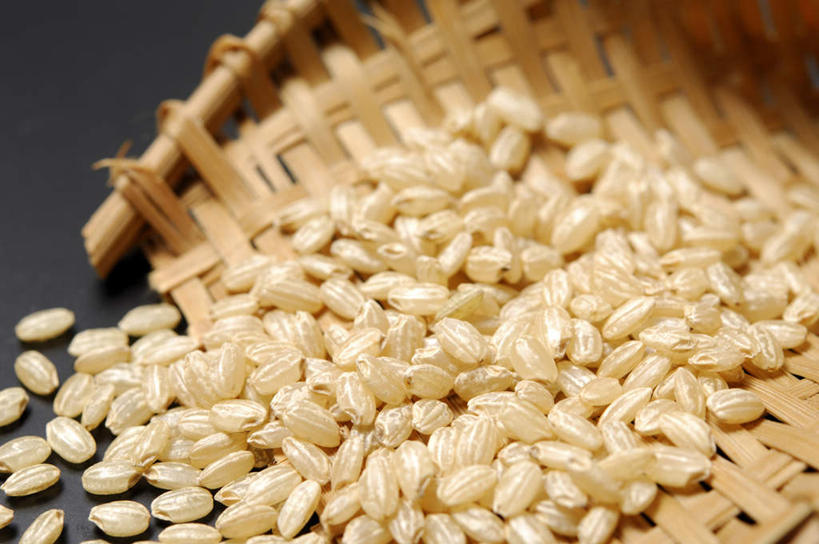 无人,横图,俯视,室内,特写,白天,餐桌,桌面,桌子,一堆,许多,堆叠,堆积,灰色背景,谷类,谷物,米,竹扁,大米,糙米,摄影,影棚,竹编,餐台,堆,彩图,高角度拍摄,影棚拍摄,拍摄