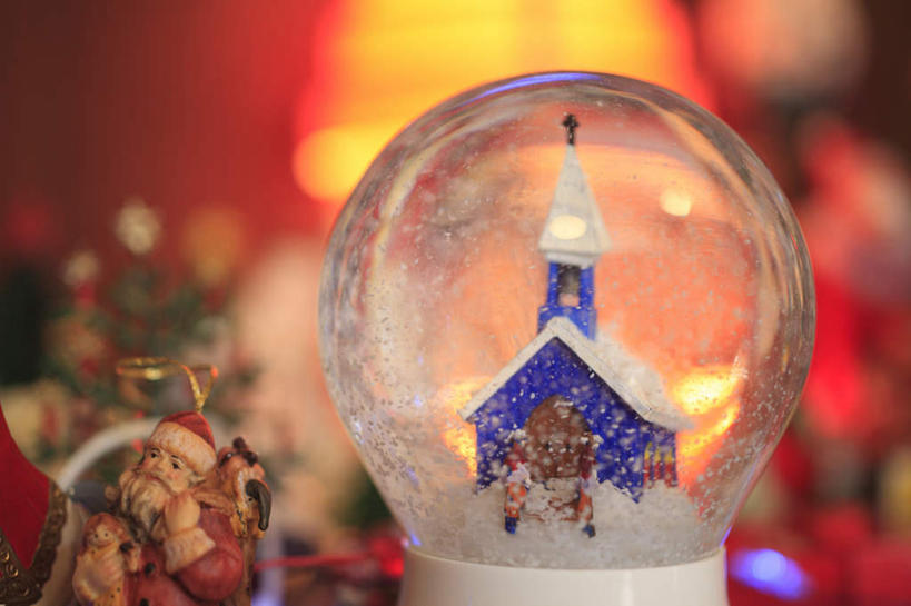 无人,教堂,横图,室内,特写,白天,正面,游戏,静物,玩具,圣诞老人,节日,朦胧,模糊,透明,玩偶,玩,文化,娱乐,一个,玻璃球,祈祷,休闲,健康,球体,水晶球,益智,许愿,宗教,信仰,单个,活动,纪念,祈求,发泄,消遣,智力,信念,雪花玻璃球,宣泄,圣诞雪花球,平安,玩耍,嬉戏,彩图,大教堂,礼拜堂