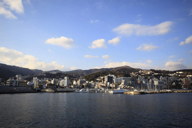 无人,高楼大厦,横图,室外,白天,正面,旅游,度假,海浪,海洋,美景,山,山脉,城市风光,城市,大厦,建筑,摩天大楼,静冈县,日本,亚洲,景观,浪花,山峰,云,云朵,山峦,云彩,娱乐,建设,蓝色,白云,蓝天,天空,自然,海水,群山,天,享受,休闲,景色,放松,晴朗,自然风光,海景,东亚,本州,本州岛,日本国,中部地方,静冈,热海,大海,风浪,海,海水的波动,近岸浪,涌浪,晴空,彩图,大楼,高层建筑,高楼,摩天楼