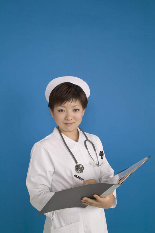 东方人,脸,头,脸颊,一个人,医生,站,笑,微笑,竖图,室内,特写,白天,正面,帽子,亚洲,仅一个年轻女性,仅一个女性,仅一个人,蓝色背景,拿,拿着,注视,黄种人,黑色,白板,观察,看,站着,医护人员,医疗人员,摄影,影棚,观看,察看,护士帽,白大褂,关注,记录板,记事板,年轻女性,女人,女性,亚洲人,头部,脸部,脸蛋,面部,大夫,站立,半身,彩图,影棚拍摄,拍摄,短发