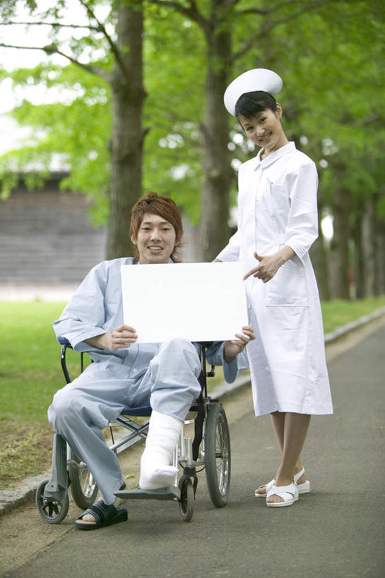 东方人,两个人,病人,护士,站,坐,竖图,室外,白天,正面,草地,草坪,森林,树林,植物,帽子,石膏,亚洲,工具,注视,黄种人,草,树,树木,绿色,自然,轮椅,复健,观察,看,站着,康复,器械,生长,成长,观看,察看,医疗设备,护士帽,白衣天使,关注,医疗器械,医疗工具,辅助设备,男人,男性,年轻男性,年轻女性,女人,女性,亚洲人,患者,就医者,创可贴,熟石膏,站立,坐着,彩图,全身,护创胶布