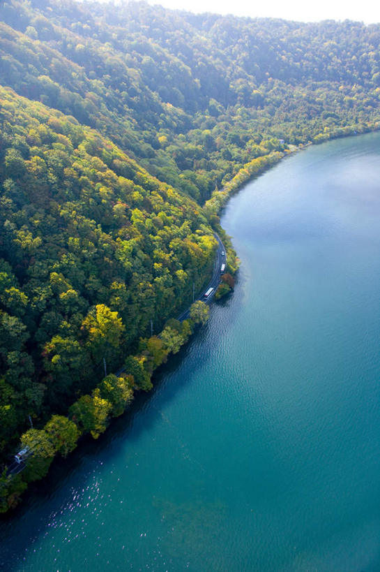 无人,公园,竖图,俯视,航拍,室外,白天,旅游,度假,湖,湖泊,美景,森林,山,山脉,树林,水,植物,秋田县,日本,亚洲,湖面,景观,山峰,水流,水面,云,云朵,山峦,云彩,娱乐,树,树木,蓝色,绿色,白云,蓝天,天空,自然,湖水,群山,天,享受,休闲,景色,放松,生长,成长,鸟瞰,自然风光,东亚,本州,本州岛,日本国,秋田,岩手,岩手县,青森,青森县,东北地方,十和田湖,十和田八幡平国立公园,彩图,高角度拍摄