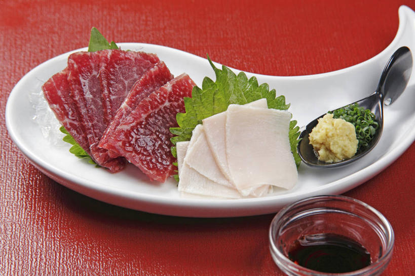 三文鱼,无人,横图,俯视,室内,特写,白天,烹饪,餐桌,桌子,鲑鱼,餐具,玻璃,阴影,红色背景,朦胧,模糊,反射,碟子,盘,影子,调料,日本料理,料理,食品,调味品,调味料,酱油,菜肴,美食,玻璃制品,食物,一个,盘子,容器,碟,碗,日式料理,日式,摄影,佳肴,影棚,单个,餐台,储藏,大马哈鱼,储存,撒蒙鱼,萨门鱼,冰海之皇,鲑,马哈鱼,麻哈鱼,大麻哈鱼,三文鱼刺身,豉油,彩图,高角度拍摄,影棚拍摄,拍摄,贮存,刺身