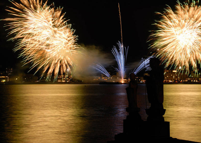 无人,横图,室外,夜晚,正面,度假,湖,湖泊,美景,水,城市风光,城市,烟火,夜景,雕塑,日本,亚洲,阴影,波纹,艺术,装饰,光线,雕刻,雕像,影子,湖面,景观,水流,水面,灯光,涟漪,辉煌,娱乐,倒影,水纹,焰火,工艺品,波浪,湖水,享受,休闲,灿烂,景色,放松,纪念,松江,璀璨,美术,倒映,主题,礼花,光辉,陈列,东亚,本州,本州岛,日本国,水晕,中国地方,功能,美学,花炮,礼花炮,县厅,绚烂,光耀,岛根,岛根县,反照,烟花,彩图,松江市,宍道湖