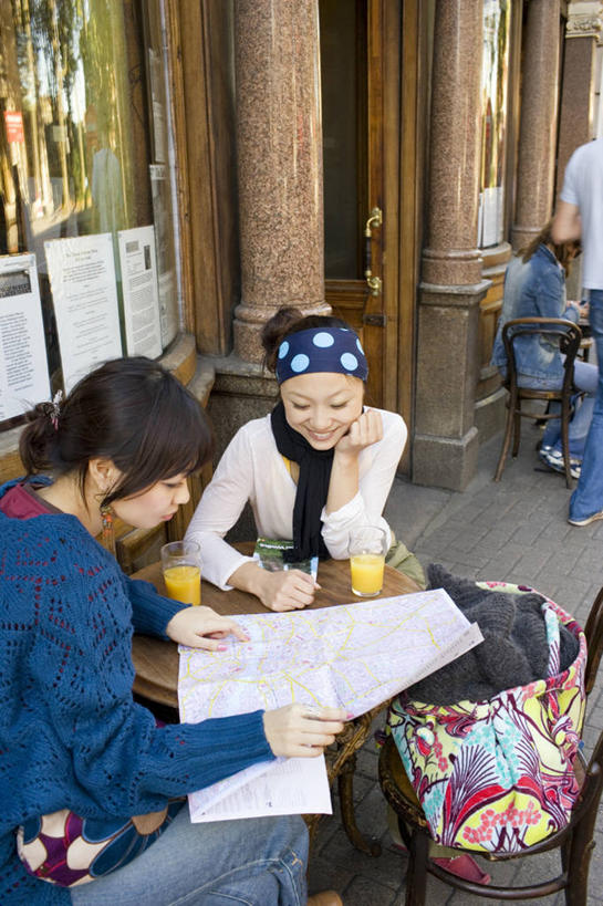 果汁,东方人,两个人,伙伴,朋友,坐,竖图,俯视,室外,白天,友谊,餐桌,窗户,桌子,道路,杯子,地图,亚洲,撑,握,服装,装饰,信息,头巾,墙,橙汁,交通,饮品,拿,拿着,托腮,注视,休闲装,黄种人,方向,玻璃窗,墙壁,墙面,玻璃制品,饮料,衣服,水杯,围巾,观察,看,托,休闲,温暖,休闲服,握着,服饰,餐台,围脖,观看,引导,指引,保暖,华丽,点缀,察看,御寒,甜橙,关注,可口,托下巴,咖啡店,咖啡屋,衬托,美观,雅致,雅观,适口,单手托腮,友情,年轻女性,女人,女性,亚洲人,玻璃杯,橙子,橙,坐着,半身,彩图,高角度拍摄,咖啡馆,鹄壳,黄橙,黄果,金橙,金环,金球,糖橙,导航