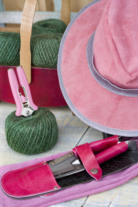 无人,竖图,俯视,室外,特写,白天,静物,帽子,许多,修剪,阴影,卷曲,编织,缠绕,反射,工具,剪刀,影子,园艺工具,园艺,织物,很多,线团,纺织,遮阳帽,毛线,裁剪,剪子,剪裁,切割,篱笆剪,整篱剪,彩图,高角度拍摄,大平剪,绿篱剪