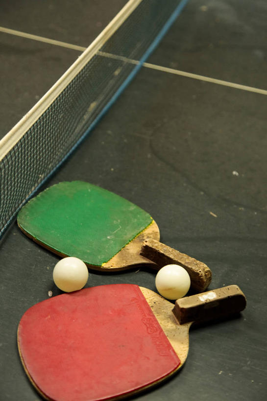 无人,竖图,俯视,室内,特写,白天,静物,阴影,反射,影子,乒乓球拍,乒乓球装备,乒乓球桌,球拍,运动器械,红色,绿色,四个,健身器械,健身器材,乒乓球球拍,乒乓球,乒乓球运动,彩图,高角度拍摄,乒乓球台,运动器材