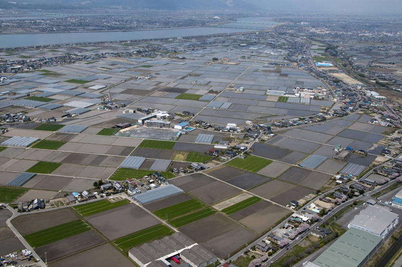 无人,家,农田,横图,俯视,航拍,室外,白天,旅游,度假,农业,庄稼,农作物,河流,美景,水,城市风光,城市,建筑,日本,亚洲,阴影,光线,影子,房屋,屋子,稻田,河水,景观,水流,公寓,娱乐,建设,洋房,楼房,住宅,阳光,享受,休闲,景色,放松,鸟瞰,东亚,本州,三重县,本州岛,日本国,近畿地方,近畿,三重,彩图,高角度拍摄,耕地,庄稼田,房子