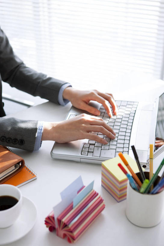 咖啡,东方人,手,一个人,商务人士,商务女性,办公室,竖图,俯视,室内,特写,白天,幸福,电脑,笔记本电脑,家具,桌子,杯子,餐具,名片,笔筒,亚洲,双手,仅一个年轻女性,仅一个女性,仅一个人,敲打,套装,网络,信息,笔,瓷器,碟子,盘,办公桌,办公用品,咖啡杯,陶瓷制品,联系,黄种人,娱乐,输入,通讯设备,水笔,架子,文具,饮料,盘子,卡片,容器,学习用品,碟,打字,享受,休闲,温馨,手部,器皿,放松,乐趣,储藏,点击,敲击,文具用品,提神,无线,舒适,储存,瓷杯,醒脑,通信设备,商务装,身份,无线网络,无线上网,便携式电脑,工薪阶层,办公家具,软饮料,名刺,名帖,交往,名片架,旋转名片架,插笔器具,文房用具,按键,手提电脑,年轻女性,女人,女性,亚洲人,白领,上班族,半身,彩图,高角度拍摄,商业,桌面名片架,贮存