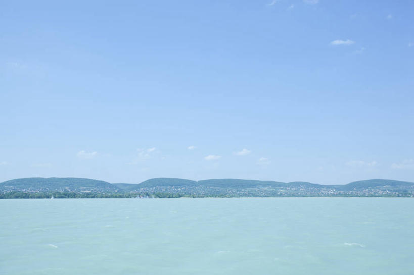 无人,横图,室外,白天,正面,旅游,度假,湖,湖泊,美景,山,山脉,水,欧洲,匈牙利,阴影,光线,影子,湖面,景观,山峰,水流,水面,云,云朵,山峦,云彩,娱乐,蓝色,白云,蓝天,天空,阳光,自然,湖水,群山,天,享受,休闲,景色,放松,晴朗,自然风光,中欧,匈牙利共和国,巴拉顿湖,晴空,彩图