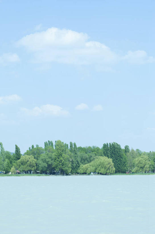 无人,竖图,室外,白天,正面,旅游,度假,湖,湖泊,美景,树林,水,植物,欧洲,匈牙利,阴影,光线,影子,湖面,景观,水流,水面,云,云朵,云彩,娱乐,树,树木,蓝色,绿色,白云,蓝天,天空,阳光,自然,湖水,天,享受,休闲,景色,放松,生长,晴朗,成长,自然风光,中欧,匈牙利共和国,巴拉顿湖,晴空,彩图