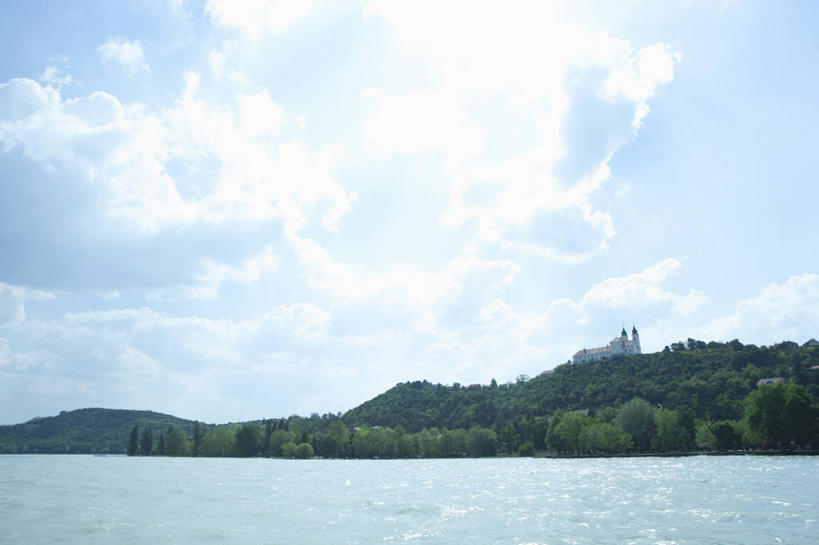 无人,横图,室外,白天,正面,旅游,度假,湖,湖泊,美景,山,山脉,树林,水,植物,欧洲,匈牙利,阴影,光线,影子,湖面,景观,山峰,水流,水面,云,云朵,山峦,云彩,娱乐,树,树木,蓝色,绿色,白云,蓝天,天空,阳光,自然,湖水,群山,天,享受,休闲,景色,放松,生长,晴朗,成长,自然风光,中欧,匈牙利共和国,巴拉顿湖,晴空,彩图