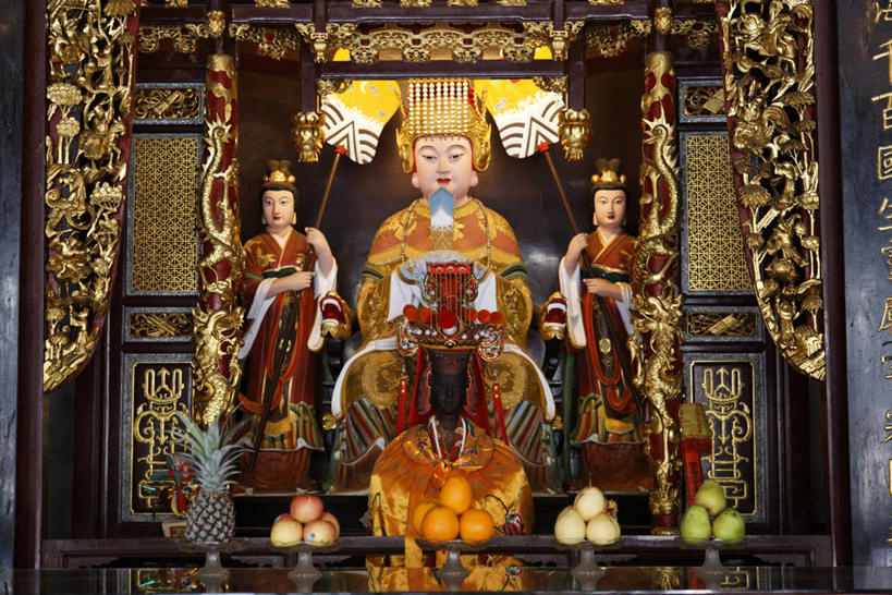 东方人,无人,三个人,站,横图,室内,白天,正面,民族服装,旅游,度假,名胜古迹,标志建筑,地标,建筑,苹果,柑橘,餐具,水果,雕塑,新加坡,亚洲,一堆,许多,阴影,堆叠,堆积,新鲜,遗迹,艺术,装饰,反射,雕刻,雕像,碟子,盘,影子,生食,食品,果实,很多,注视,黄种人,古迹,文物,娱乐,建设,古建筑,食物,盘子,工艺品,碟,观察,看,站着,享受,休闲,旅游胜地,放松,东南亚,有机食品,绿色食品,观看,纪念,堆,美术,察看,关注,主题,陈列,古文明,功能,美学,新加坡共和国,天福宫,柑桔,男人,男性,年轻男性,年轻女性,女人,女性,亚洲人,橘子,桔子,站立,彩图,全身,传统服装,民俗服,大红蜜橘,大红袍,红橘,黄橘,宽皮橘,新加坡中区,狮城,星岛,星洲