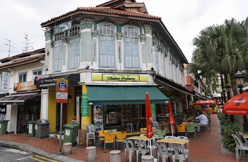 东方人,一个人,餐厅,家,坐,横图,室外,白天,侧面,度假,美景,植物,餐桌,桌子,城市风光,城市,道路,路,公路,新加坡,亚洲,仅一个男性,仅一个人,阴影,服装,光线,伞,影子,雨伞,遮阳伞,房屋,屋子,景观,交通,注视,休闲装,黄种人,娱乐,阳伞,楼房,住宅,树,树木,仅一个年轻男性,衣服,蓝色,绿色,蓝天,天空,阳光,自然,天,观察,看,享受,休闲,休闲服,景色,放松,服饰,东南亚,生长,晴朗,成长,餐台,观看,察看,太阳伞,关注,万里无云,新加坡共和国,男人,男性,年轻男性,亚洲人,晴空,晴空万里,马路,坐着,彩图,全身,房子,餐馆,饭店,饭馆,甘榜格南,巴梭拉街,狮城,新加坡东南区,星岛,星洲