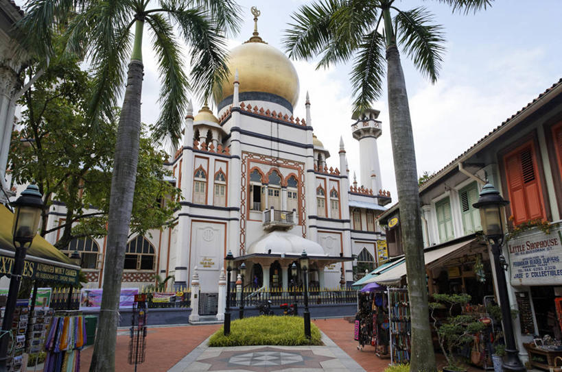 无人,教堂,横图,室外,白天,仰视,旅游,度假,标志建筑,道路,地标,建筑,路,路灯,公路,照明,新加坡,亚洲,阴影,节日,光线,影子,云,云朵,灯光,交通,云彩,文化,娱乐,建设,灯,蓝色,白云,蓝天,天空,阳光,天,祈祷,享受,休闲,健康,旅游胜地,放松,许愿,宗教,东南亚,信仰,晴朗,纪念,祈求,照亮,基督教,照明设备,天主教,信念,新加坡共和国,平安,晴空,马路,彩图,低角度拍摄,大教堂,礼拜堂,苏丹回教堂,甘榜格南,狮城,新加坡东南区,星岛,星洲