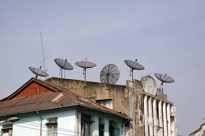 无人,家,横图,室外,白天,仰视,度假,天线,卫星,美景,城市风光,城市,建筑,缅甸,亚洲,许多,阴影,光线,瓦片,影子,房屋,屋顶,屋子,景观,云,云朵,公寓,很多,云彩,顶棚,瓦,娱乐,洋房,楼房,住宅,蓝色,白云,蓝天,天空,阳光,天,享受,休闲,景色,放松,建造,东南亚,晴朗,信号,无线电,屋瓦,卫星天线,缅甸联邦,卫星通信,卫星信号,晴空,彩图,低角度拍摄,房子,仰光,仰光省