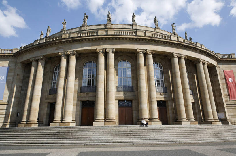 无人,横图,室外,白天,仰视,度假,美景,窗户,楼梯,城市风光,城市,剧院,雕塑,德国,欧洲,阴影,艺术,装饰,光线,雕刻,雕像,影子,柱子,阶梯,景观,云,云朵,云彩,娱乐,玻璃窗,台阶,蓝色,白云,蓝天,天空,阳光,工艺品,天,享受,休闲,景色,放松,晴朗,纪念,美术,西欧,主题,陈列,斯图加特,德意志联邦共和国,功能,美学,州府,巴登.符腾堡,巴登.符腾堡州,巴符州,晴空,彩图,低角度拍摄,剧场