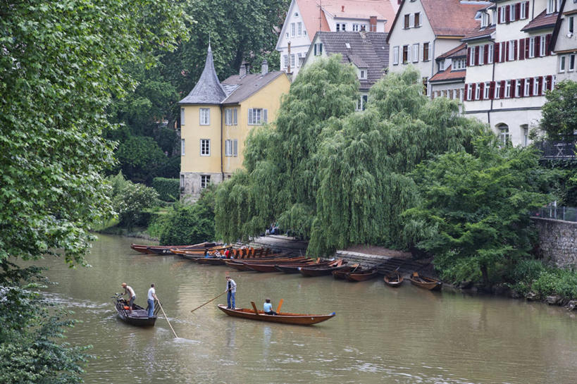 西方人,四个人,家,站,坐,横图,室外,白天,正面,度假,河流,美景,树林,水,植物,城市风光,城市,船,德国,欧洲,欧洲人,行人,阴影,波纹,飞溅,服装,溅,光线,液体,影子,房屋,屋子,河水,景观,水滴,水流,公寓,木船,注视,休闲装,娱乐,洋房,楼房,路人,住宅,水珠,树,树木,衣服,绿色,水纹,阳光,自然,船尾波,交通工具,波浪,观察,看,站着,享受,休闲,休闲服,景色,放松,服饰,生长,成长,观看,察看,舟,西欧,关注,喷洒,载具,德意志联邦共和国,内卡河,巴登.符腾堡,巴登.符腾堡州,巴符州,过客,男人,男性,年轻男性,年轻女性,女人,女性,白种人,站立,坐着,彩图,全身,房子