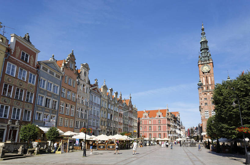 无人,家,横图,室外,白天,仰视,度假,美景,植物,城市风光,城市,道路,路,路灯,公路,照明,欧洲,波兰,阴影,时间,光线,时钟,影子,房屋,屋子,景观,云,云朵,公寓,灯光,交通,计时,云彩,娱乐,货摊,洋房,楼房,住宅,灯,树,树木,蓝色,绿色,白云,蓝天,天空,阳光,自然,钟表,天,享受,休闲,表,景色,放松,生长,晴朗,成长,照亮,照明设备,中欧,省会,塔钟,波兰共和国,格但斯克,波美拉尼亚,波美拉尼亚省,钟,晴空,马路,彩图,低角度拍摄,房子