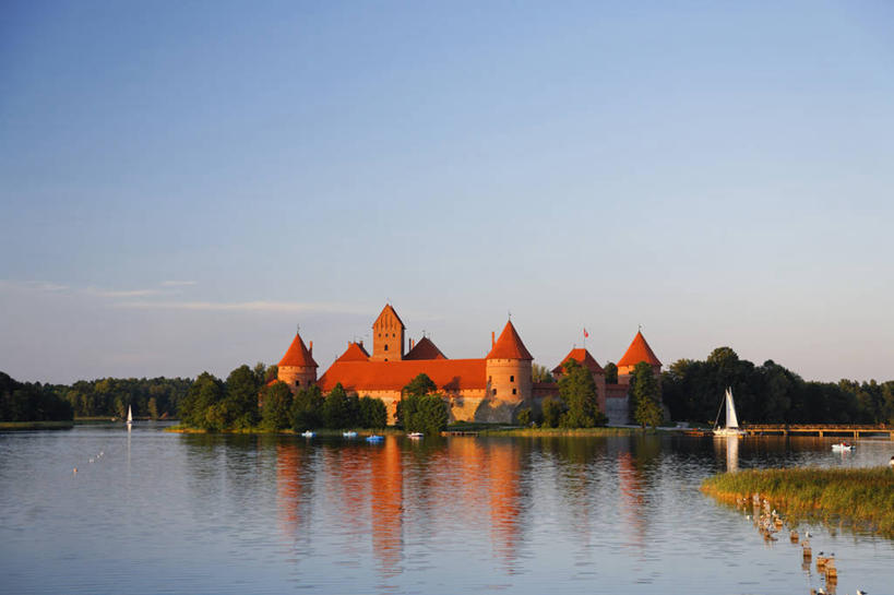 无人,横图,室外,白天,正面,旅游,度假,草地,草坪,河流,美景,名胜古迹,日落,树林,水,植物,标志建筑,地标,建筑,欧洲,立陶宛,波纹,遗迹,堡垒,城堡,河水,景观,水流,晚霞,霞光,云,云朵,落日,涟漪,首都,云彩,古迹,文物,娱乐,建设,古建筑,草,树,树木,蓝色,绿色,白云,倒影,蓝天,水纹,天空,自然,黄昏,波浪,天,享受,休闲,旅游胜地,景色,彩霞,放松,生长,晴朗,成长,倒映,要塞,自然风光,古文明,水晕,夕照,反照,薄暮,立陶宛共和国,设防,维尔纽斯,特拉凯,晴空,夕阳,彩图,傍晚,斜阳