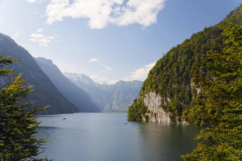 无人,公园,横图,室外,白天,正面,旅游,度假,湖,湖泊,美景,山,山脉,树林,水,植物,德国,欧洲,阴影,波纹,光线,影子,湖面,景观,山峰,水流,水面,云,云朵,涟漪,山峦,云彩,娱乐,树,树木,蓝色,绿色,白云,蓝天,水纹,天空,阳光,自然,波浪,湖水,群山,天,享受,休闲,景色,放松,生长,晴朗,成长,国家公园,西欧,自然风光,德意志联邦共和国,水晕,巴伐利亚,巴伐利亚州,拜恩州,拜恩自由州,贝希特斯加登,贝希特斯加登县,贝希特斯加登国家公园,晴空,彩图