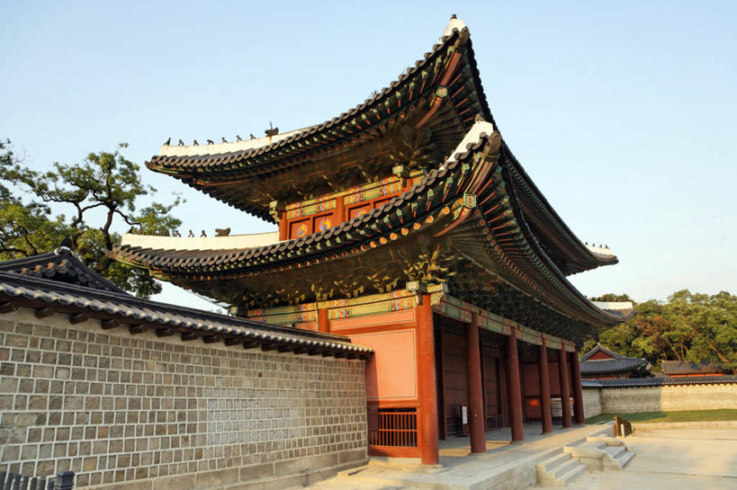 无人,宫殿,横图,室外,白天,仰视,旅游,度假,名胜古迹,植物,标志建筑,道路,地标,建筑,路,首尔,汉城,韩国,亚洲,阴影,遗迹,光线,瓦片,影子,墙,屋顶,小路,交通,首都,顶棚,瓦,古迹,文物,娱乐,建设,古建筑,墙壁,墙面,树,树木,蓝色,绿色,蓝天,天空,阳光,自然,天,享受,休闲,旅游胜地,放松,建造,生长,晴朗,成长,古文明,东亚,屋瓦,万里无云,大韩民国,首尔市,首尔特别市,特别市,钟路区,晴空,晴空万里,彩图,低角度拍摄,昌庆宫