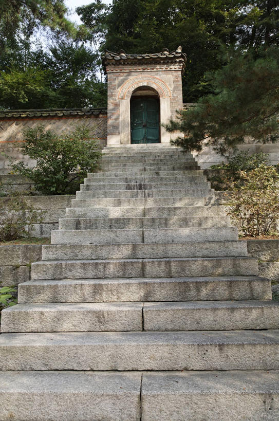 无人,竖图,室外,白天,正面,旅游,度假,名胜古迹,楼梯,门,标志建筑,地标,建筑,首尔,汉城,韩国,亚洲,阴影,遗迹,光线,影子,阶梯,拱门,首都,古迹,文物,娱乐,建设,古建筑,台阶,阳光,门框,享受,休闲,旅游胜地,放松,古文明,东亚,大韩民国,首尔市,首尔特别市,特别市,钟路区,彩图,昌庆宫