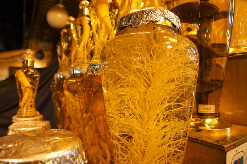 无人,商店,横图,室内,特写,白天,正面,植物,玻璃,一排,许多,阴影,整齐,并列,并排,反射,影子,草药,药草,很多,商铺,中药,玻璃制品,排列,玻璃瓶,瓶子,药店,药房,队列,药材,中草药,平行,广口瓶,中药材,本草,市肆,商号,彩图,店铺