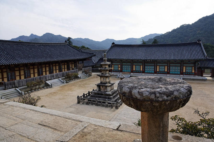 无人,寺庙,横图,室外,白天,正面,旅游,度假,名胜古迹,山,山脉,标志建筑,地标,建筑,韩国,亚洲,阴影,节日,遗迹,光线,瓦片,影子,屋顶,山峰,山峦,燃烧,顶棚,瓦,古迹,文化,文物,娱乐,建设,古建筑,蓝色,蓝天,天空,阳光,香火,庙宇,群山,天,祈祷,享受,休闲,健康,旅游胜地,放松,许愿,宗教,建造,信仰,晴朗,纪念,祈求,古文明,东亚,屋瓦,海印寺,万里无云,大韩民国,庆尚北道,平安,晴空,晴空万里,彩图,庙,寺,伽倻山,道