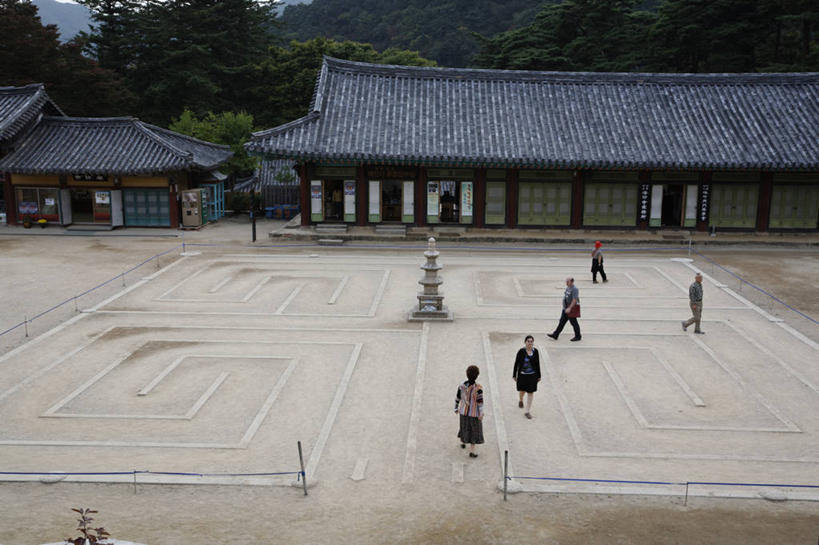 东方人,寺庙,走,横图,俯视,室外,白天,旅游,度假,名胜古迹,山,山脉,树林,植物,标志建筑,地标,建筑,韩国,亚洲,五个人,行人,游客,游人,阴影,服装,节日,遗迹,光线,瓦片,影子,屋顶,山峰,山峦,许多人,燃烧,顶棚,瓦,注视,休闲装,黄种人,古迹,文化,文物,娱乐,建设,古建筑,路人,旅客,树,树木,衣服,绿色,阳光,自然,香火,庙宇,群山,观察,看,祈祷,一群人,享受,休闲,健康,休闲服,旅游胜地,放松,许愿,宗教,建造,服饰,信仰,生长,成长,观看,纪念,祈求,察看,关注,古文明,东亚,屋瓦,海印寺,大韩民国,庆尚北道,过客,平安,男人,男性,年轻男性,年轻女性,女人,女性,亚洲人,步行,散步,走路,彩图,高角度拍摄,全身,庙,寺,伽倻山,道