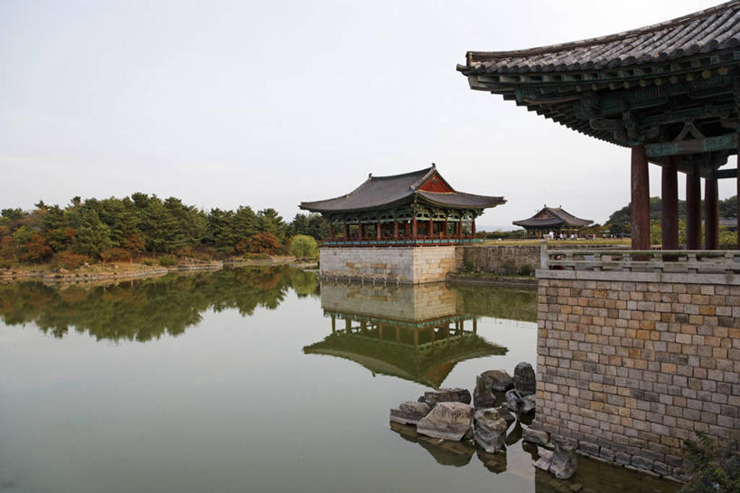 无人,横图,室外,白天,正面,旅游,度假,河流,树林,水,植物,标志建筑,地标,建筑,庆州,韩国,亚洲,阴影,光线,瓦片,影子,屋顶,池塘,河水,水池,水流,顶棚,瓦,娱乐,建设,树,树木,蓝色,绿色,倒影,蓝天,天空,阳光,自然,天,享受,休闲,旅游胜地,放松,建造,生长,晴朗,成长,倒映,东亚,屋瓦,万里无云,大韩民国,庆尚北道,庆州市,反照,晴空,晴空万里,彩图,雁鸭池,道