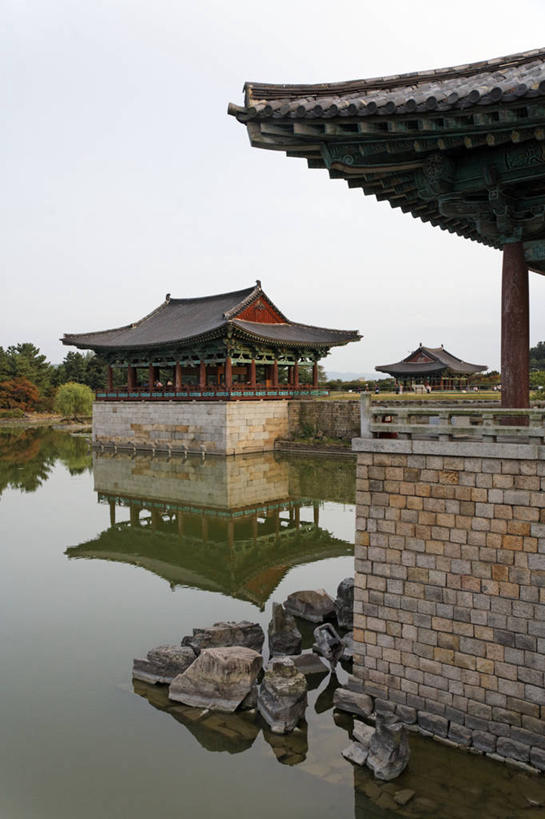 无人,竖图,室外,白天,正面,旅游,度假,河流,树林,水,植物,标志建筑,地标,建筑,庆州,韩国,亚洲,阴影,光线,瓦片,影子,屋顶,池塘,河水,水池,水流,顶棚,瓦,娱乐,建设,树,树木,蓝色,绿色,倒影,蓝天,天空,阳光,自然,天,享受,休闲,旅游胜地,放松,建造,生长,晴朗,成长,倒映,东亚,屋瓦,万里无云,大韩民国,庆尚北道,庆州市,反照,晴空,晴空万里,彩图,雁鸭池,道