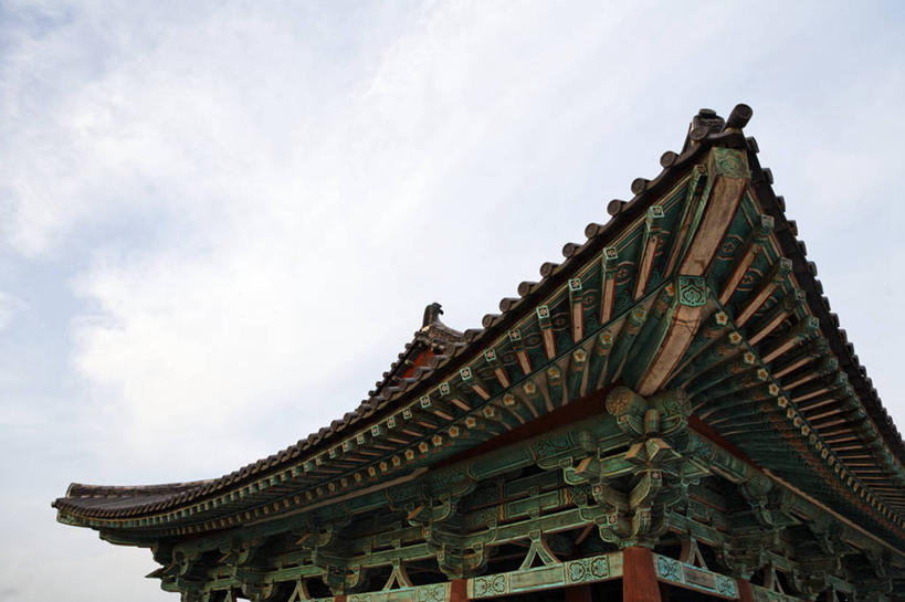 无人,横图,室外,白天,仰视,旅游,度假,标志建筑,地标,建筑,庆州,韩国,亚洲,阴影,光线,瓦片,影子,屋顶,云,云朵,云彩,顶棚,瓦,娱乐,建设,蓝色,白云,蓝天,天空,阳光,天,享受,休闲,旅游胜地,放松,建造,晴朗,东亚,屋瓦,大韩民国,庆尚北道,庆州市,晴空,彩图,低角度拍摄,雁鸭池,道