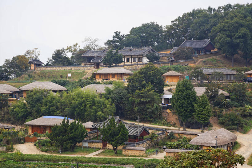 无人,家,横图,室外,白天,正面,旅游,度假,草地,草坪,名胜古迹,树林,植物,标志建筑,地标,建筑,庆州,韩国,亚洲,阴影,遗迹,光线,瓦片,影子,房屋,屋顶,屋子,顶棚,瓦,古迹,文物,娱乐,建设,古建筑,楼房,住宅,草,树,树木,蓝色,绿色,蓝天,天空,阳光,自然,天,享受,休闲,旅游胜地,放松,建造,生长,晴朗,成长,古文明,东亚,屋瓦,万里无云,大韩民国,庆尚北道,庆州市,晴空,晴空万里,彩图,房子,良洞村,道