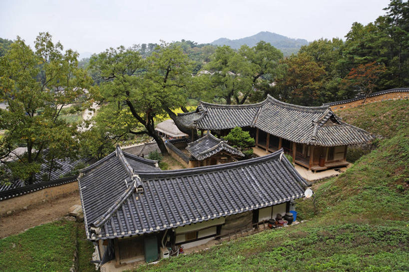 无人,横图,俯视,室外,白天,旅游,度假,草地,草坪,美景,山,山脉,树林,植物,建筑,庆州,韩国,亚洲,阴影,光线,瓦片,影子,屋顶,景观,山峰,山峦,顶棚,瓦,娱乐,草,树,树木,蓝色,绿色,蓝天,天空,阳光,自然,群山,天,享受,休闲,景色,放松,建造,生长,晴朗,成长,自然风光,东亚,屋瓦,万里无云,大韩民国,庆尚北道,庆州市,晴空,晴空万里,彩图,高角度拍摄,道