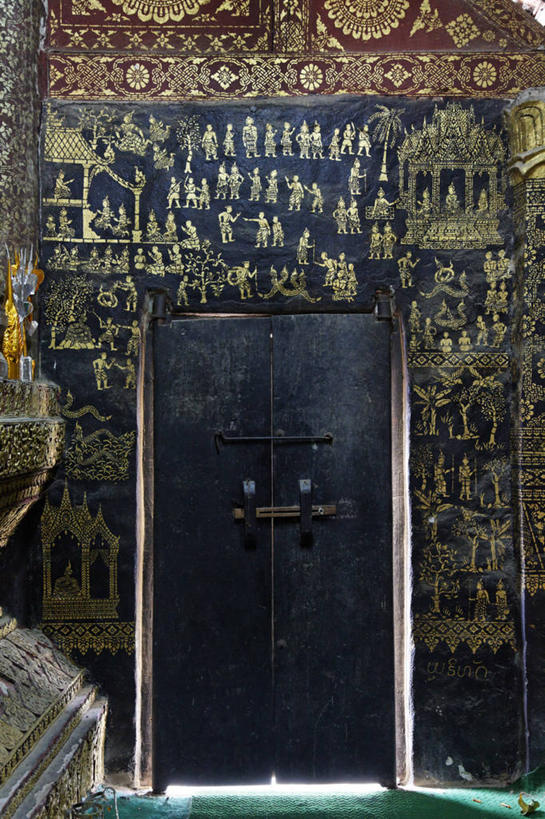 无人,寺庙,竖图,室内,白天,正面,旅游,度假,绘画,名胜古迹,门,标志建筑,地标,建筑,老挝,亚洲,节日,遗迹,艺术,装饰,墙,燃烧,古迹,文化,文物,娱乐,建设,古建筑,壁画,墙壁,墙面,香火,门框,庙宇,祈祷,享受,休闲,健康,旅游胜地,放松,许愿,宗教,东南亚,信仰,纪念,华丽,修饰,祈求,点缀,古文明,衬托,美观,雅致,雅观,老挝人民民主共和国,琅勃拉邦省,香通寺,平安,画画,彩图,庙,寺