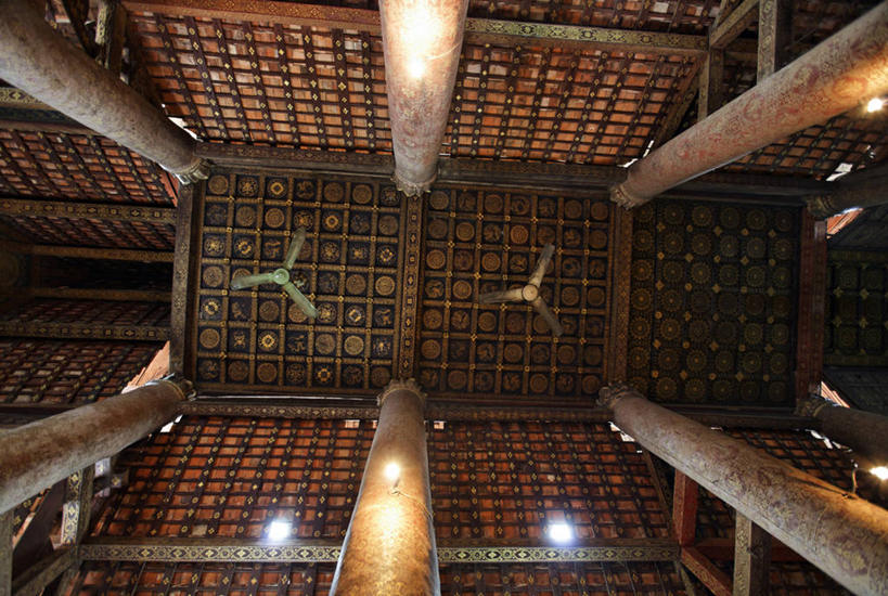 无人,寺庙,横图,室内,白天,仰视,旅游,度假,名胜古迹,天花板,标志建筑,地标,建筑,老挝,亚洲,许多,阴影,节日,遗迹,反射,影子,柱子,很多,燃烧,古迹,文化,文物,娱乐,建设,古建筑,排列,香火,庙宇,祈祷,享受,休闲,健康,旅游胜地,放松,许愿,宗教,东南亚,信仰,纪念,祈求,古文明,摆列,老挝人民民主共和国,琅勃拉邦省,香通寺,平安,彩图,低角度拍摄,庙,寺,布列,分列