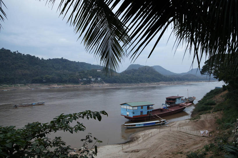 无人,横图,室外,白天,正面,旅游,度假,河流,美景,山,山脉,水,植物,船,老挝,亚洲,阴影,光线,影子,河水,景观,山峰,水流,云,云朵,木船,山峦,云彩,娱乐,澜沧江,树,树木,蓝色,绿色,白云,蓝天,天空,阳光,自然,交通工具,群山,天,享受,休闲,景色,放松,东南亚,生长,晴朗,成长,舟,自然风光,载具,九龙江,湄公河,老挝人民民主共和国,琅勃拉邦省,晴空,彩图