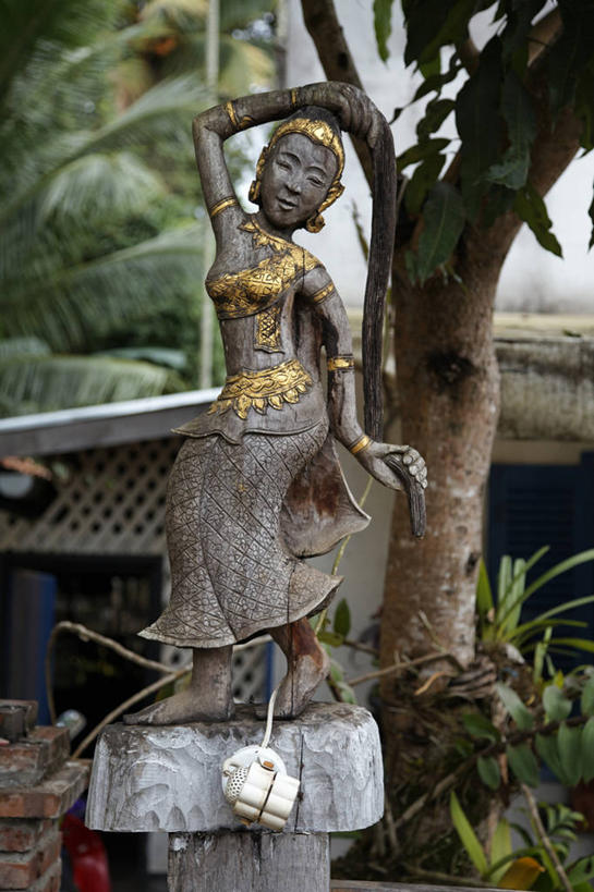 东方人,一个人,无人,站,举,竖图,室外,白天,正面,民族服装,旅游,度假,名胜古迹,植物,标志建筑,地标,建筑,雕塑,老挝,亚洲,仅一个年轻女性,仅一个女性,仅一个人,遗迹,艺术,装饰,雕刻,雕像,枝条,黄种人,古迹,文物,娱乐,建设,古建筑,树,树木,树枝,绿色,自然,工艺品,托,站着,享受,休闲,旅游胜地,放松,东南亚,生长,成长,纪念,美术,主题,陈列,古文明,琅勃拉邦,首府,功能,美学,老挝人民民主共和国,虬枝,枝杈,琅勃拉邦省,銮佛邦,年轻女性,女人,女性,亚洲人,举起,举手,举着,向上举,向上伸,向上托,站立,彩图,全身,传统服装,民俗服