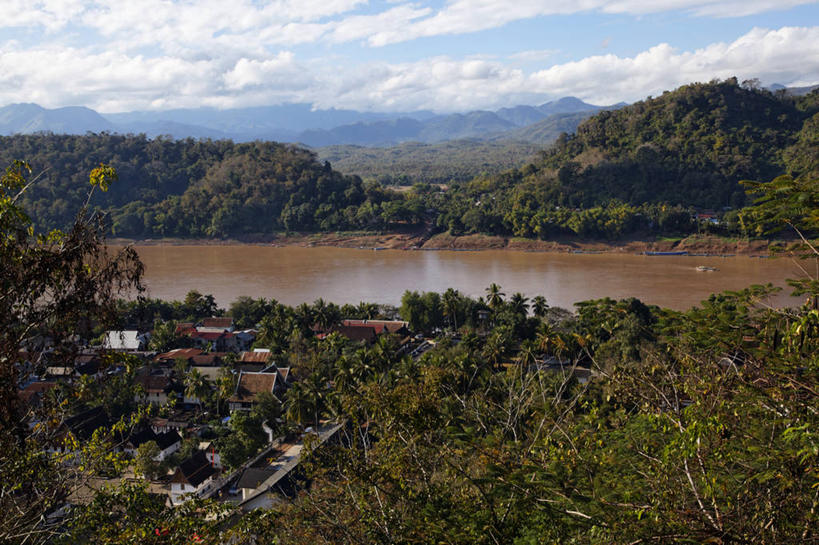 无人,家,横图,俯视,室外,白天,旅游,度假,草地,草坪,河流,美景,山,山脉,树林,水,植物,老挝,亚洲,阴影,光线,影子,房屋,屋子,河水,景观,山峰,水流,云,云朵,山峦,云彩,娱乐,楼房,澜沧江,住宅,草,树,树木,蓝色,绿色,白云,蓝天,天空,阳光,自然,群山,天,享受,休闲,景色,放松,东南亚,生长,晴朗,成长,自然风光,琅勃拉邦,首府,九龙江,湄公河,老挝人民民主共和国,琅勃拉邦省,銮佛邦,晴空,彩图,高角度拍摄,房子