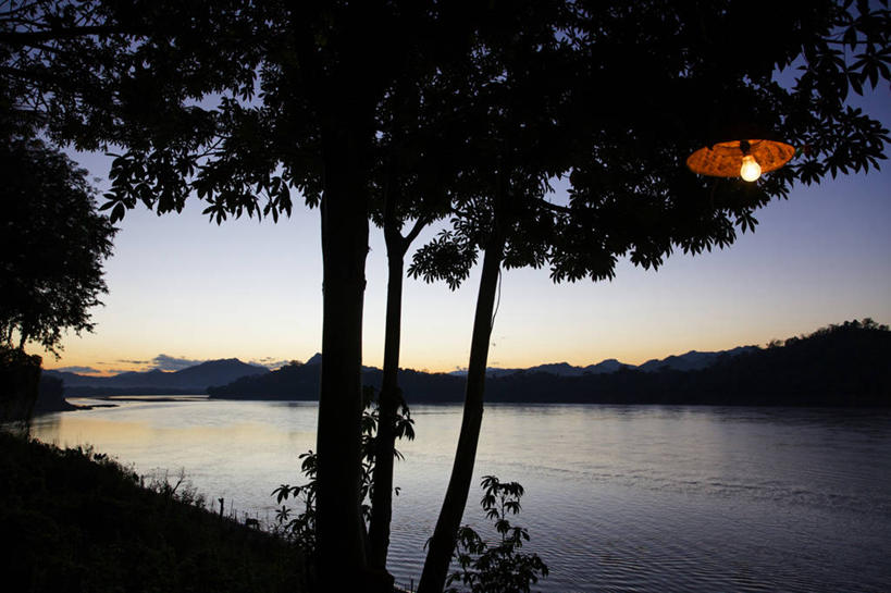 无人,横图,室外,白天,正面,旅游,度假,河流,美景,日落,山,山脉,水,植物,照明,亚洲,阴影,光线,影子,河水,景观,山峰,水流,晚霞,霞光,落日,灯光,山峦,背光,娱乐,吊灯,澜沧江,灯,树,树木,绿色,天空,自然,黄昏,灯具,群山,天,享受,休闲,景色,彩霞,放松,生长,成长,照亮,照明设备,自然风光,逆光,九龙江,湄公河,亚细亚,亚细亚洲,夕照,薄暮,夕阳,彩图,傍晚,斜阳